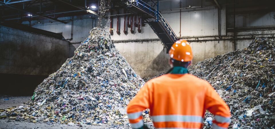COLOUR-IMAGE_recycling-plant-worker_feb26