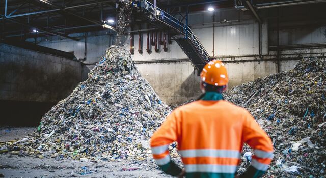 COLOUR-IMAGE_recycling-plant-worker_feb26