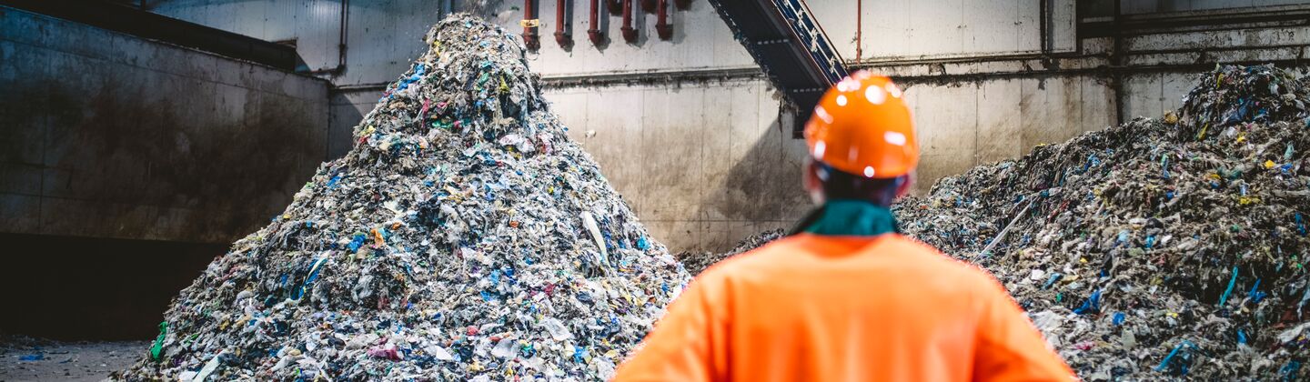 COLOUR-IMAGE_recycling-plant-worker_feb26
