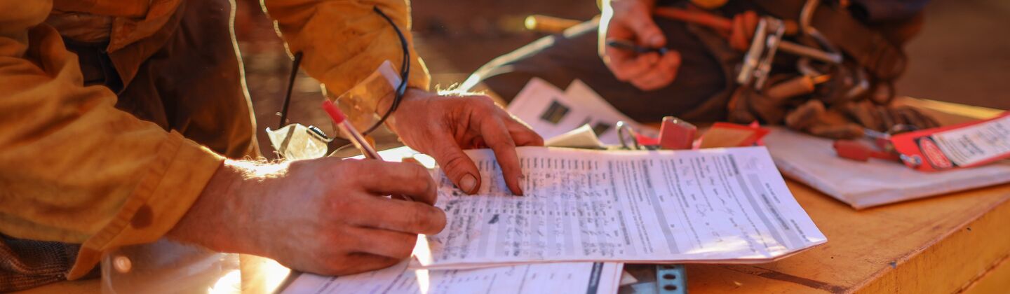 COLOUR-IMAGE_hands-signing-paperwork_JUL26