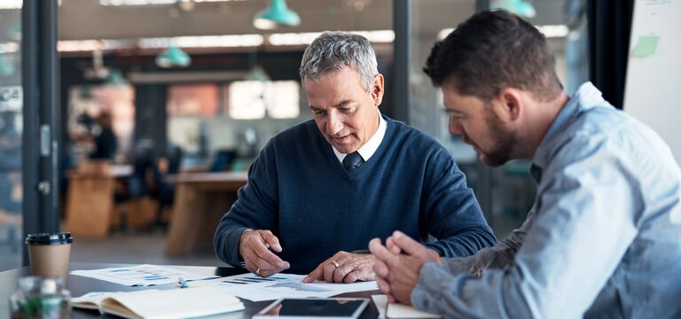 /bynder-asset/bynder:B647E327-5EC6-4870-97D27572302824A6/Landscape_MD/COLOUR-IMAGE_two-man-discussing-in-one-on-one-meeting_jul26.jpg?1782917095000