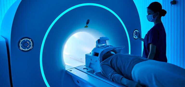COLOUR-IMAGE_healthcare-nurse-mri-machine-scan-patient_feb26