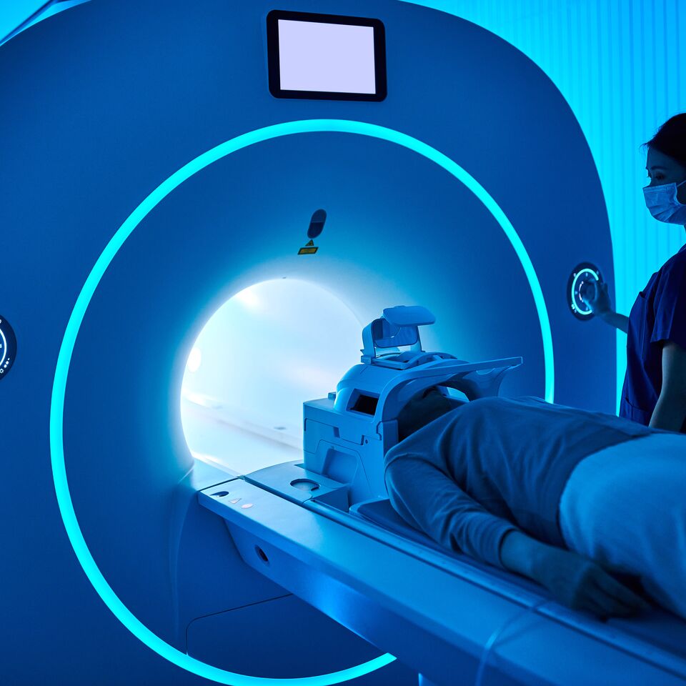 COLOUR-IMAGE_healthcare-nurse-mri-machine-scan-patient_feb26
