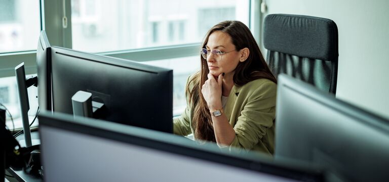 /bynder-asset/bynder:B959356F-BBE5-4B0E-AD0109B9D07C9690/Landscape_MD/COLOUR-IMAGE_woman-working-on-dual-screens_jul26.jpg?1782917098000