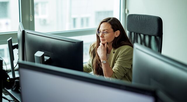 COLOUR-IMAGE_woman-working-on-dual-screens_jul26