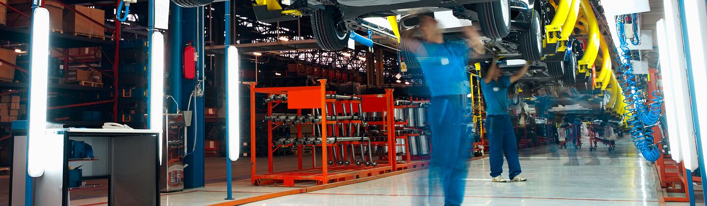 COLOUR-IMAGE_automotive-mechanic-working-on-car-undercarriage_sep26