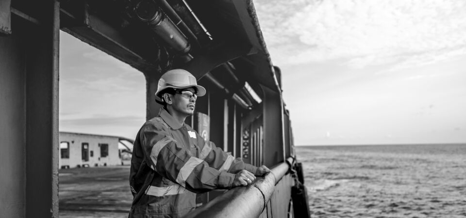 SINGLE-IMAGE_marine-worker-at-the-rail_aug24