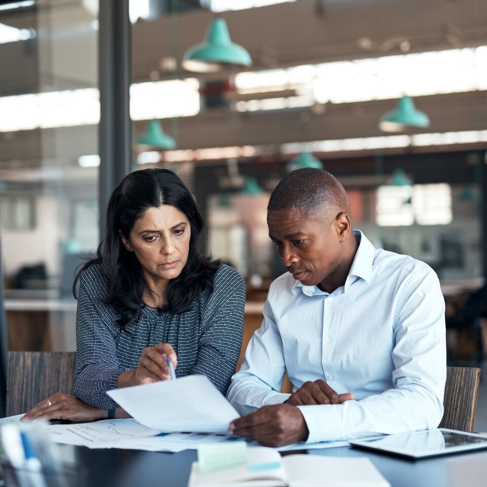 COLOUR-IMAGE_people-working-in-office_feb26