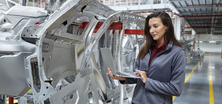 /bynder-asset/bynder:C5930AC4-6CFC-4670-A779AC3B7FAA0C73/Landscape_MD/COLOUR-IMAGE_automotive-factory-floor-site-manager-inspecting-quality-looking-at-laptop_sep26.jpg?1789129815000