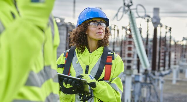 COLOUR-IMAGE_Female-engineer-blue-hardhat-tablet_july26