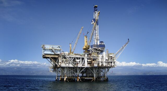 COLOUR-IMAGE_offshore-oil-rig_feb26