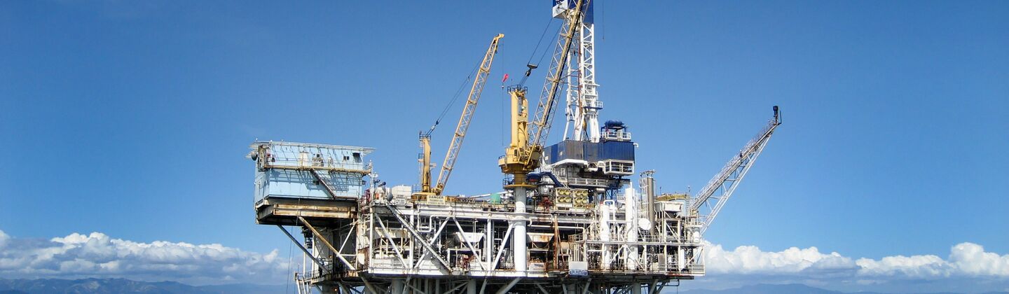 COLOUR-IMAGE_offshore-oil-rig_feb26