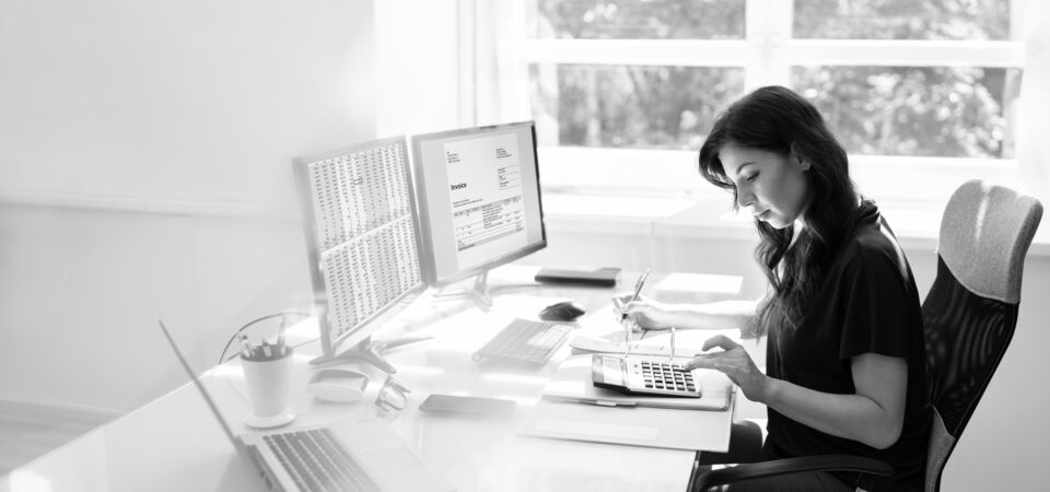 SINGLE-IMAGE_woman-audit-computers-&-calculator_sept23