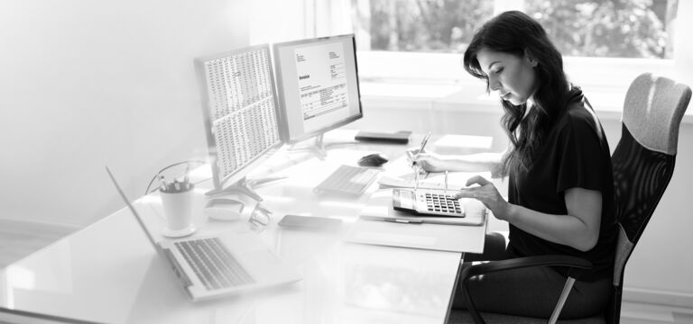 SINGLE-IMAGE_woman-audit-computers-&-calculator_sept23