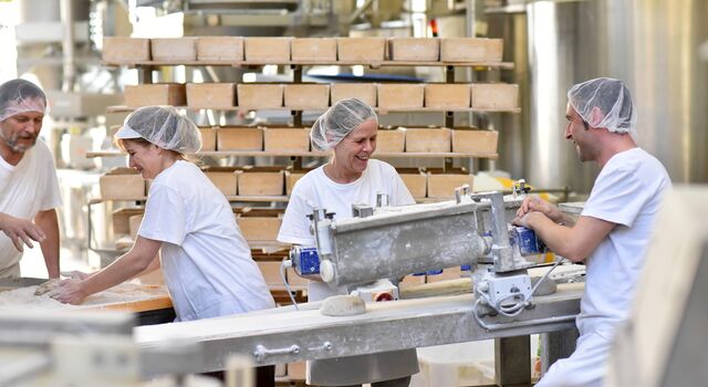 COLOUR-IMAGE_Workers_large_bakery_Oct26
