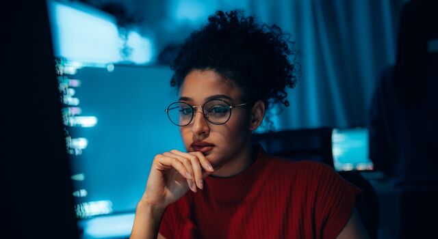 COLOUR-IMAGE_Woman-working-compter-dark-space_july26