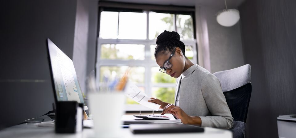 COLOUR-IMAGE_woman-in-office-working_feb26
