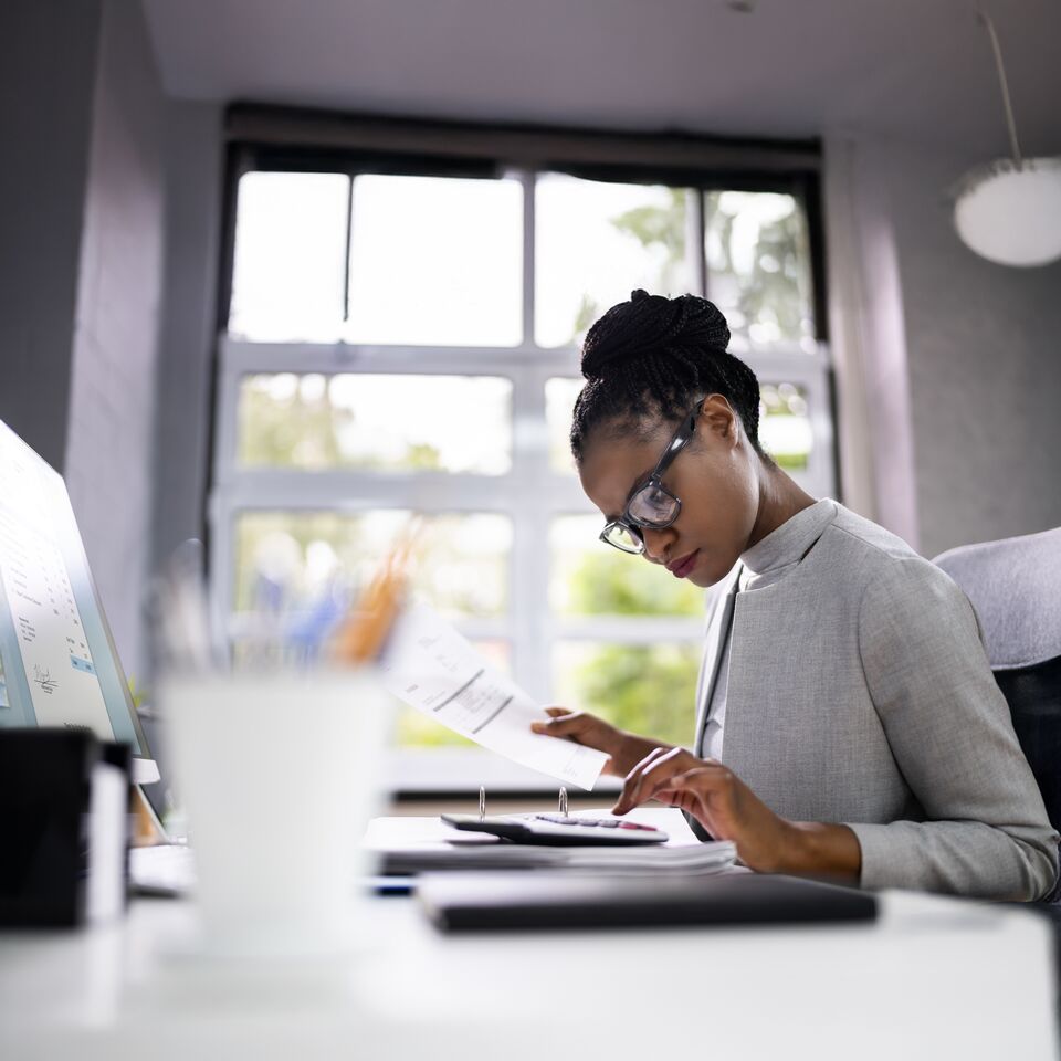 COLOUR-IMAGE_woman-in-office-working_feb26