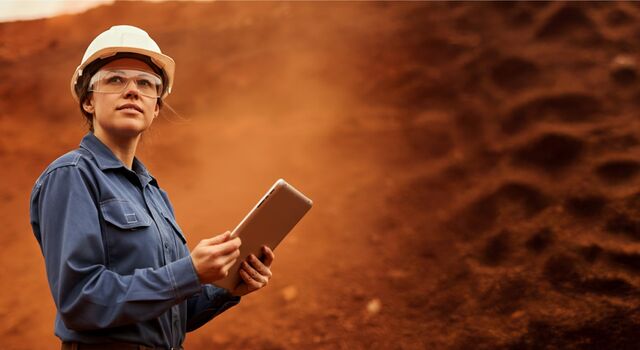COLOUR-IMAGE_woman-officer-red-dirt-mine_JUL26