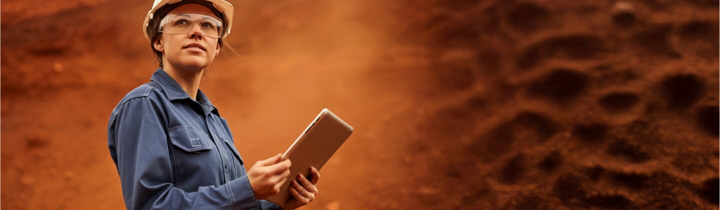COLOUR-IMAGE_woman-officer-red-dirt-mine_JUL26