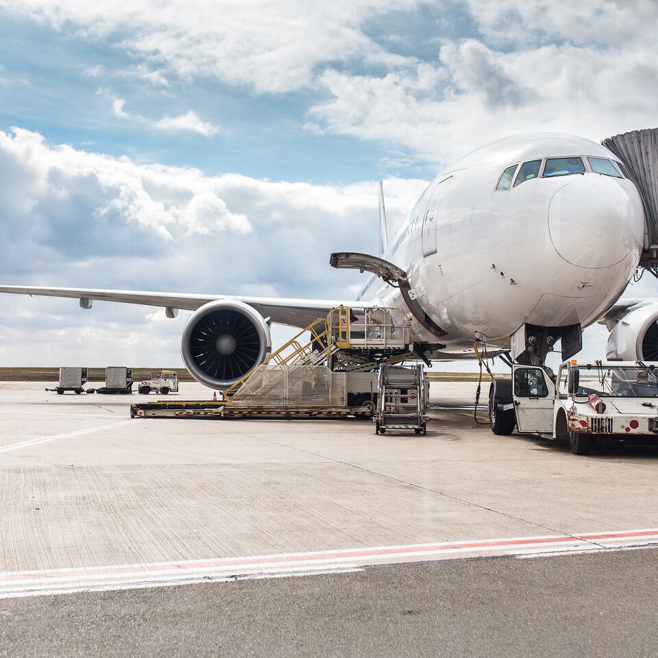 COLOUR-IMAGE_aviation-plane-tarmac_feb26