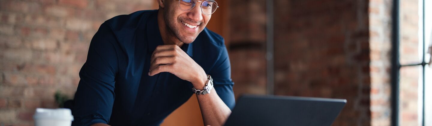 COLOUR-IMAGE_Man-working-Laptop-modern-office _july26
