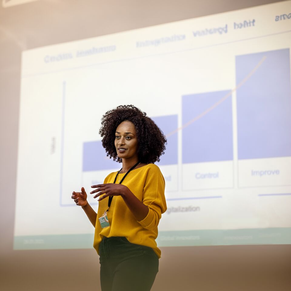 COLOUR-IMAGE_woman-presenting-barchart_feb26