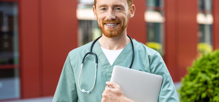 /bynder-asset/bynder:DDBA770E-27D7-4E66-B64E4E5FBF24845D/Landscape_MD/COLOUR-IMAGE_red_hair_male_holding_ipad_may26.jpg?1778507401000