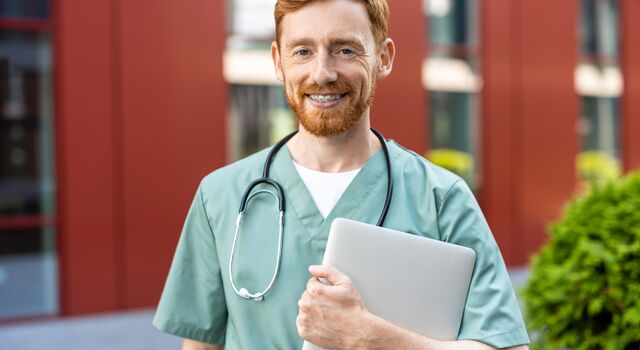 COLOUR-IMAGE_red_hair_male_holding_ipad_may26