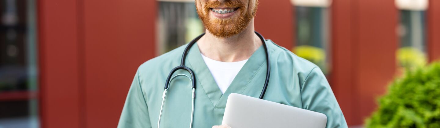 COLOUR-IMAGE_red_hair_male_holding_ipad_may26