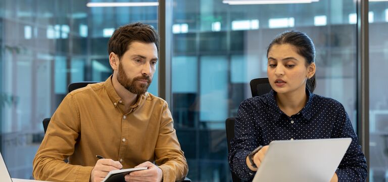 /bynder-asset/bynder:DF81B915-FAA6-492C-883F0AA12D033AE2/Landscape_MD/COLOUR-IMAGE_woman-pointing-to-laptop-screen-with-male-colleague_jul26.jpg?1782917097000