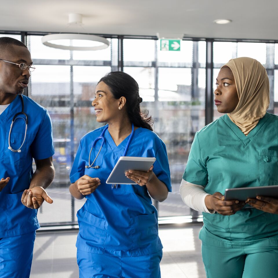 COLOUR-IMAGE_healthcare-nurse-tablet-hospital_feb26
