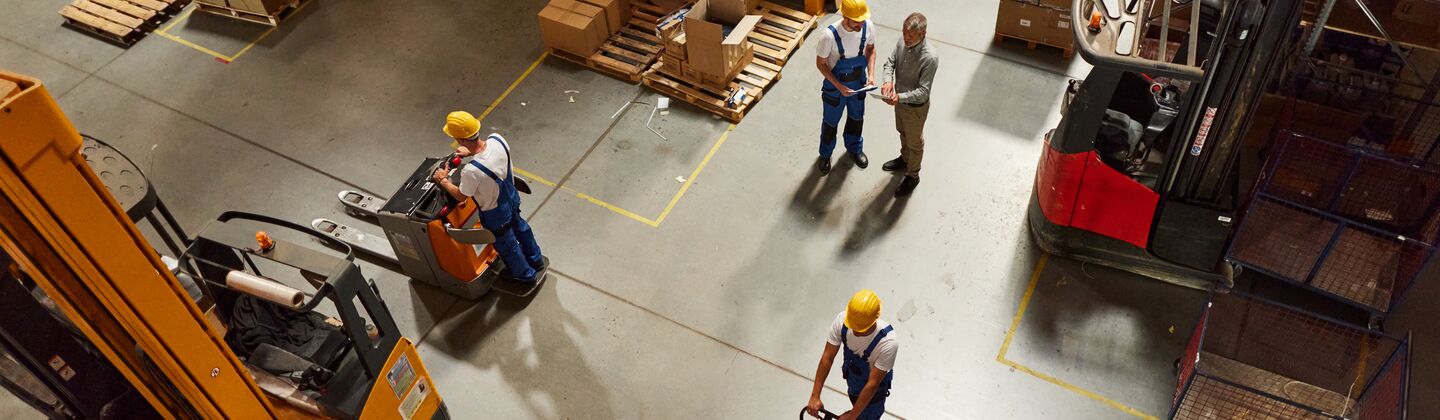 COLOUR-IMAGE_workers-and-forklift-working-in-indsutrial-warehouse-approaching-hazard_jul26