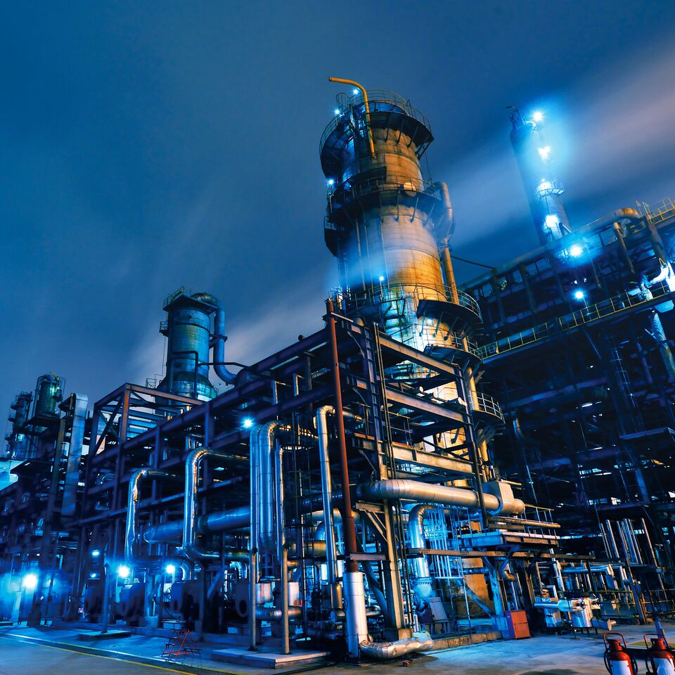 COLOUR-IMAGE_oil-refinery-night_feb26