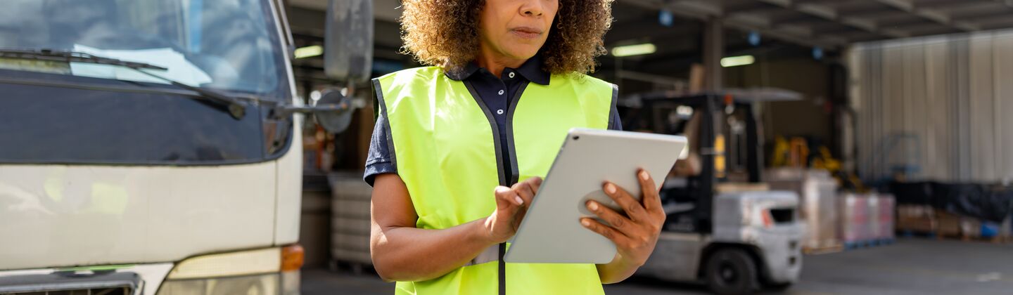 COLOUR-IMAGE_woman-in-hi-vis-using-tablet _apr26