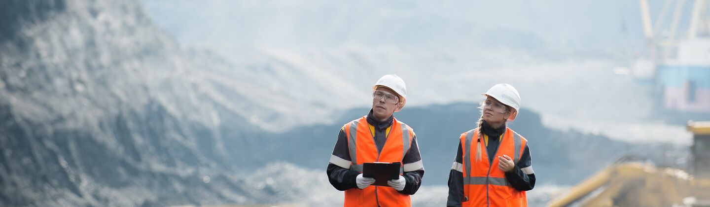 COLOUR-IMAGE_workers-walking-minesite_JUL26