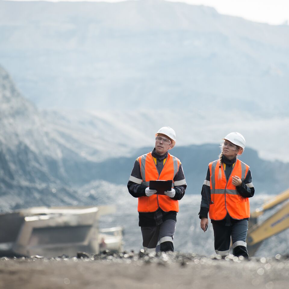 COLOUR-IMAGE_workers-walking-minesite_JUL26