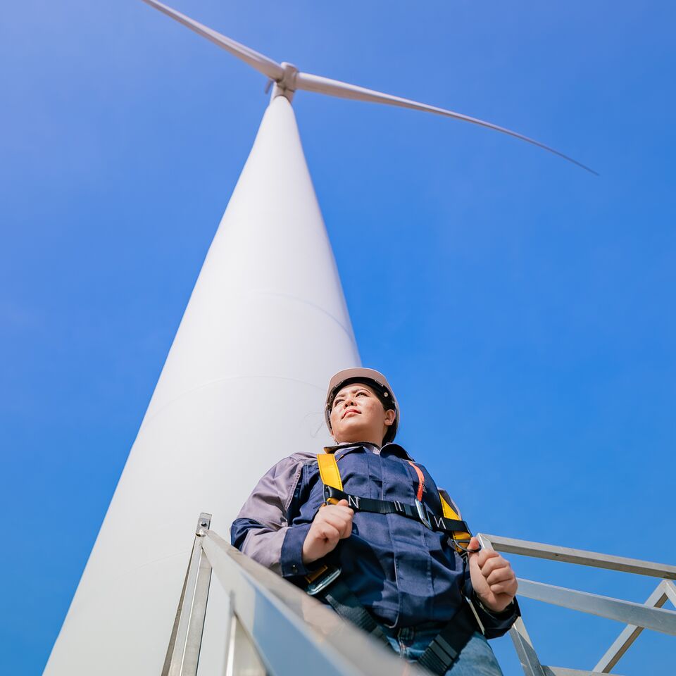 COLOUR-IMAGE_wind-energy-worker_feb26