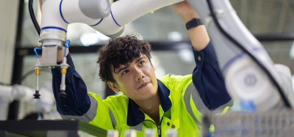 COLOUR-IMAGE_automotive-Male engineer-inspecting-car-manufacturing-robot_feb26
