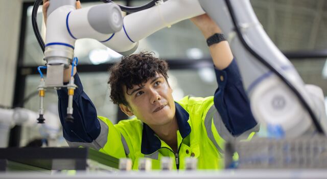 COLOUR-IMAGE_automotive-Male engineer-inspecting-car-manufacturing-robot_feb26