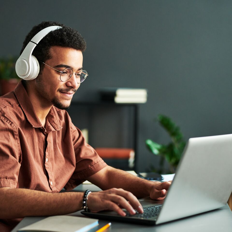 COLOUR-IMAGE_man-laptop-office_feb26