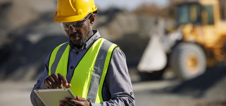 /bynder-asset/bynder:EA419605-34D3-4DEF-8F36D267B62181CA/Landscape_MD/COLOUR-IMAGE_male-engineer-hardhat-tablet_july26.jpg?1782911749000