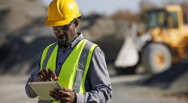 COLOUR-IMAGE_male-engineer-hardhat-tablet_july26