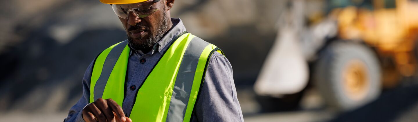 COLOUR-IMAGE_male-engineer-hardhat-tablet_july26