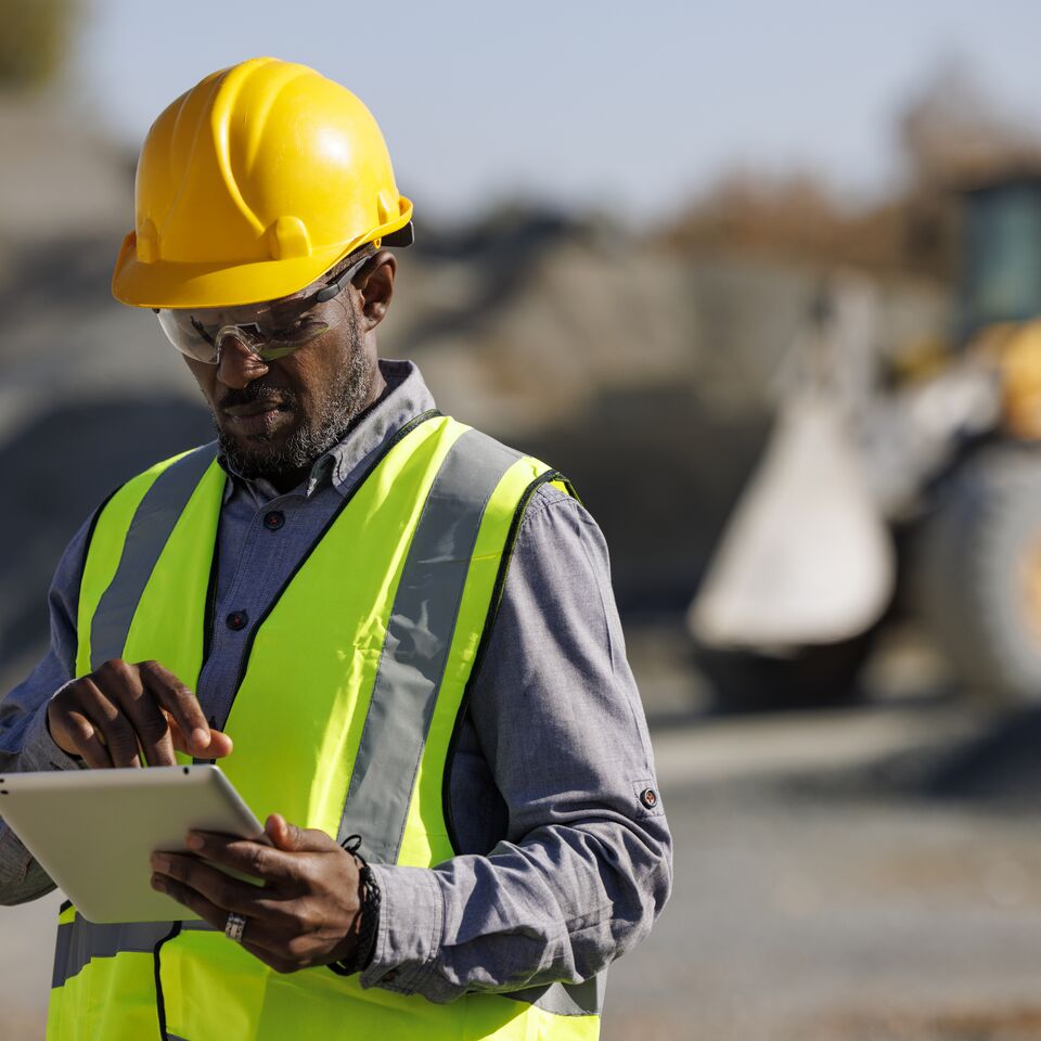 COLOUR-IMAGE_male-engineer-hardhat-tablet_july26