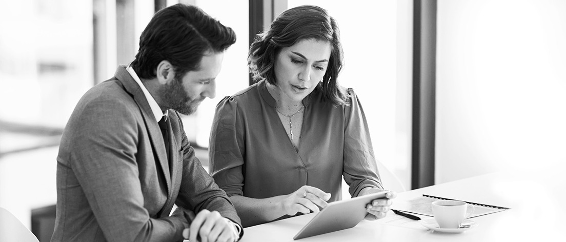 /bynder-asset/bynder:EA888C1C-0711-4B37-BF5BC707A609D710/240/SINGLE-IMAGE_business-people-with-tablet_may25.jpg?1749636936000