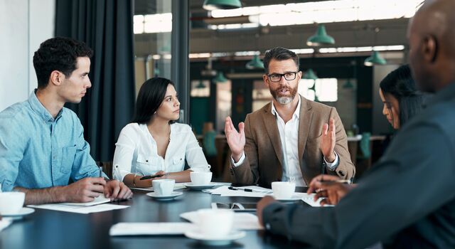 COLOUR-IMAGE_man-speaking-to-group-in-meeting_jul26