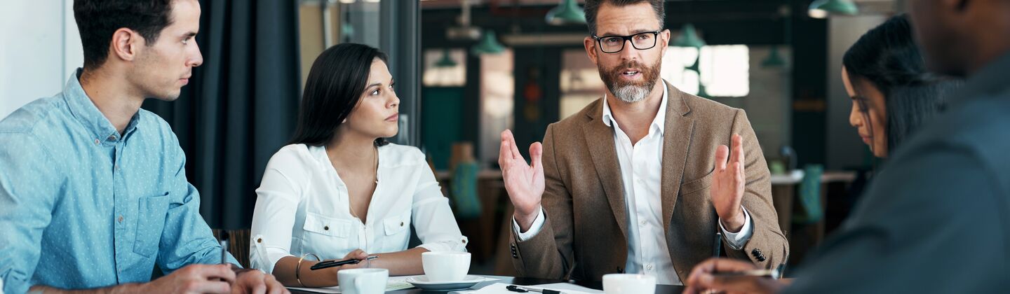 COLOUR-IMAGE_man-speaking-to-group-in-meeting_jul26