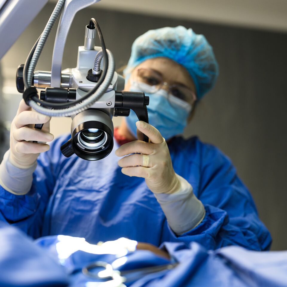 COLOUR-IMAGE_healthcare-surgery-doctor-camera_feb26