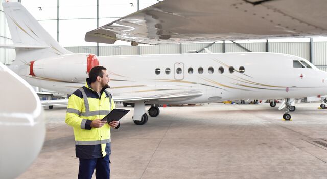 COLOUR-IMAGE_aviation-plane-inspection-worker_feb26